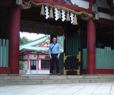 Scotsman at Hie-jinja shrine, Tokyo 2005