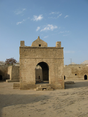 Baku: Atashgah Crematory fire circle to right, Azerbaijan 2007