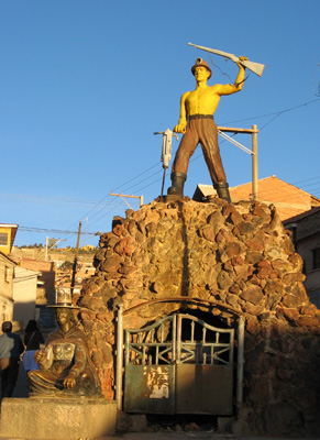 Potosi: Miner with drill and rifle., Bolivia 2007