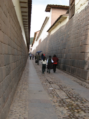 Cusco: Inca Foundations <small>Loreto Alley.  Spanish buildings, Peru 2007