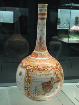 Vase with Red & Golden Animals Qing, Jingdezhen Ware, 1662-1722, Shanghai, Shanghai-Beijing 2008