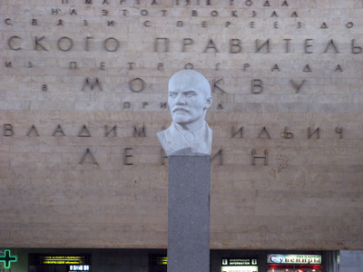 Moscow: Leningrad Station: Lenin, Moscow to St Petersburg, Moscow & St Petersburg 2009