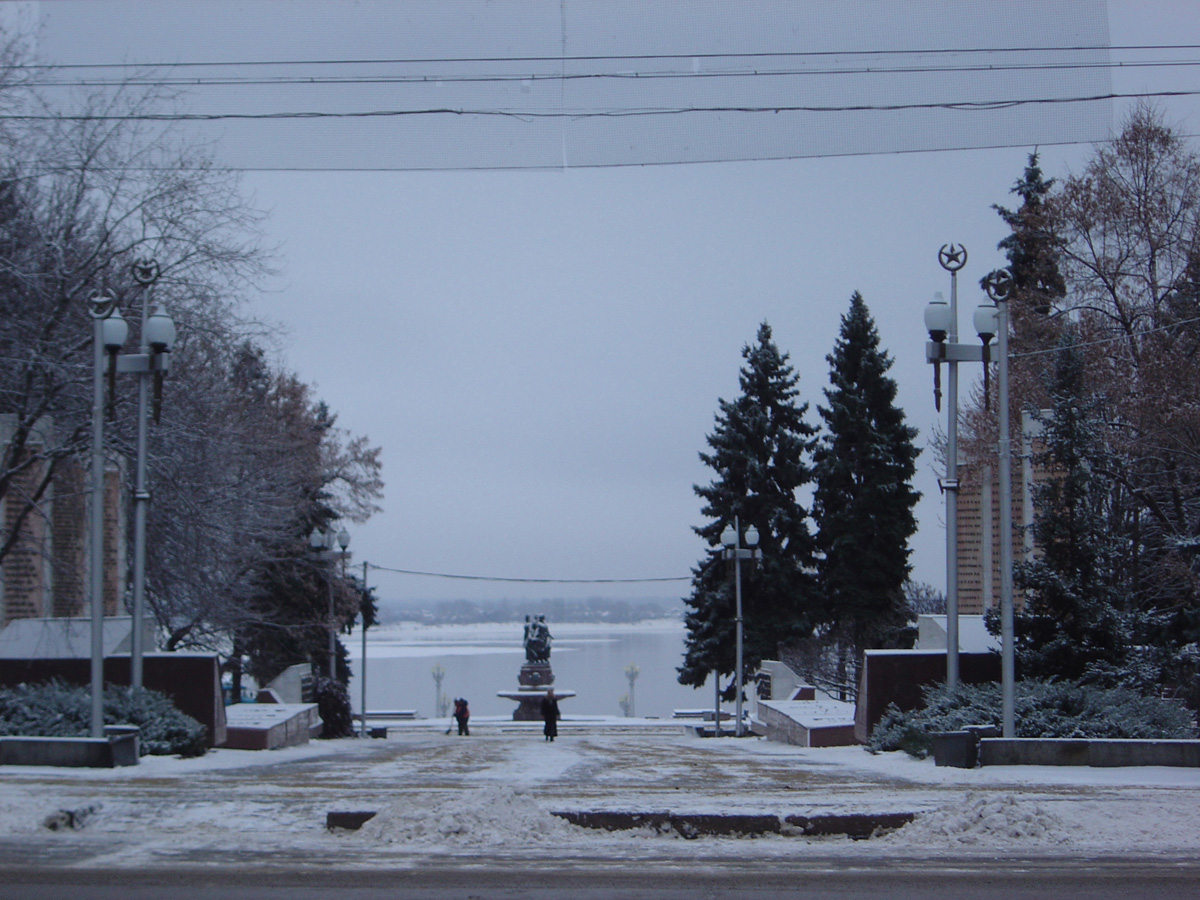 Volgograd 2005, View down Avenue of Heroes to the Volga