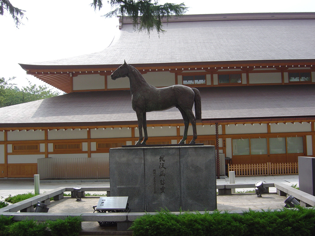 Tokyo 2005, Horse memorial - Yasukuni shrine