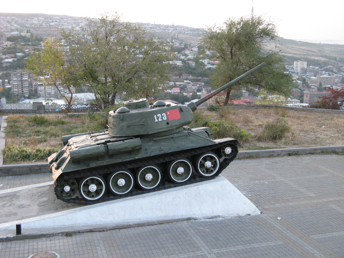 Armenia 2007, Yerevan: Tank at Mother Armenia
