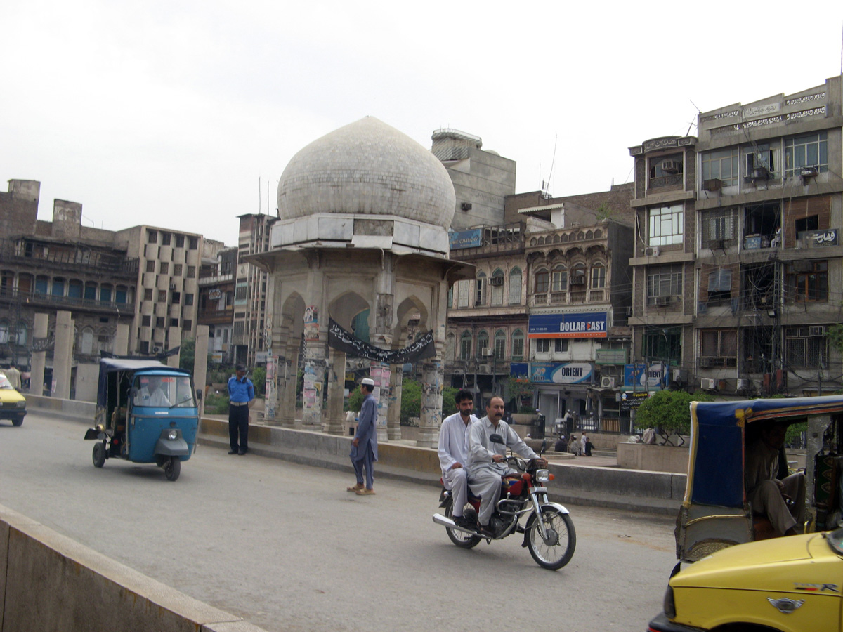 Peshawar, Chowk yadgar Within bazaar area.