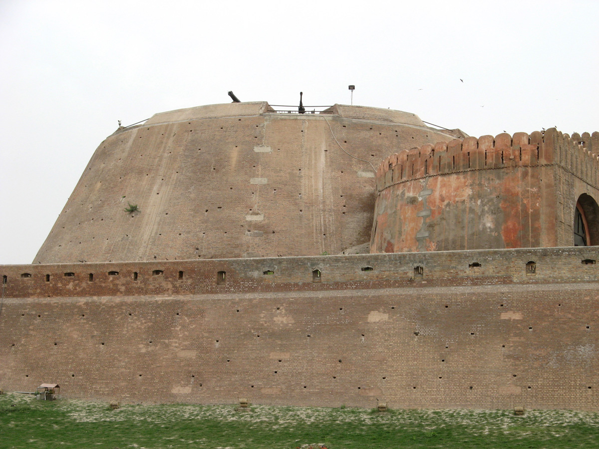 Peshawar, Bala Hissar With old and new guns.