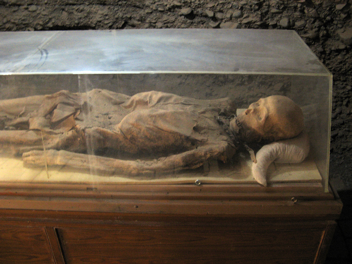 Around Turpan, Astana Tombs