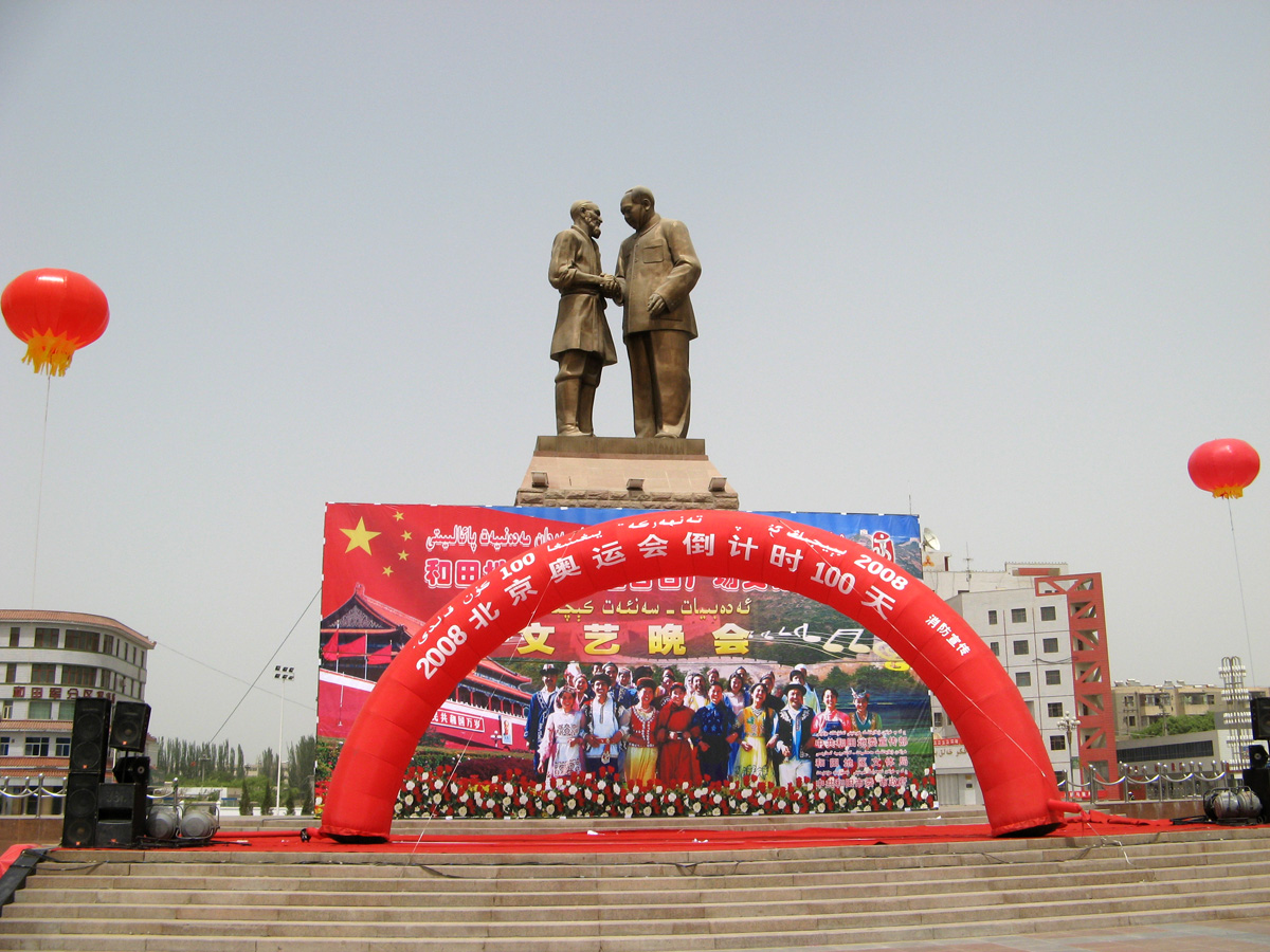 Niya - Hotan - Karghilik - Yarkan - Yengisar, Hotan: Mao and Loyal Peasant