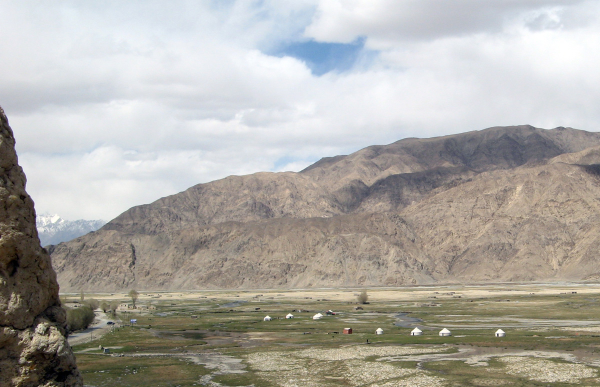 The KKH: Kara Kul & Tashkurgan, Tashkurgan, Looking North Note the yurts.