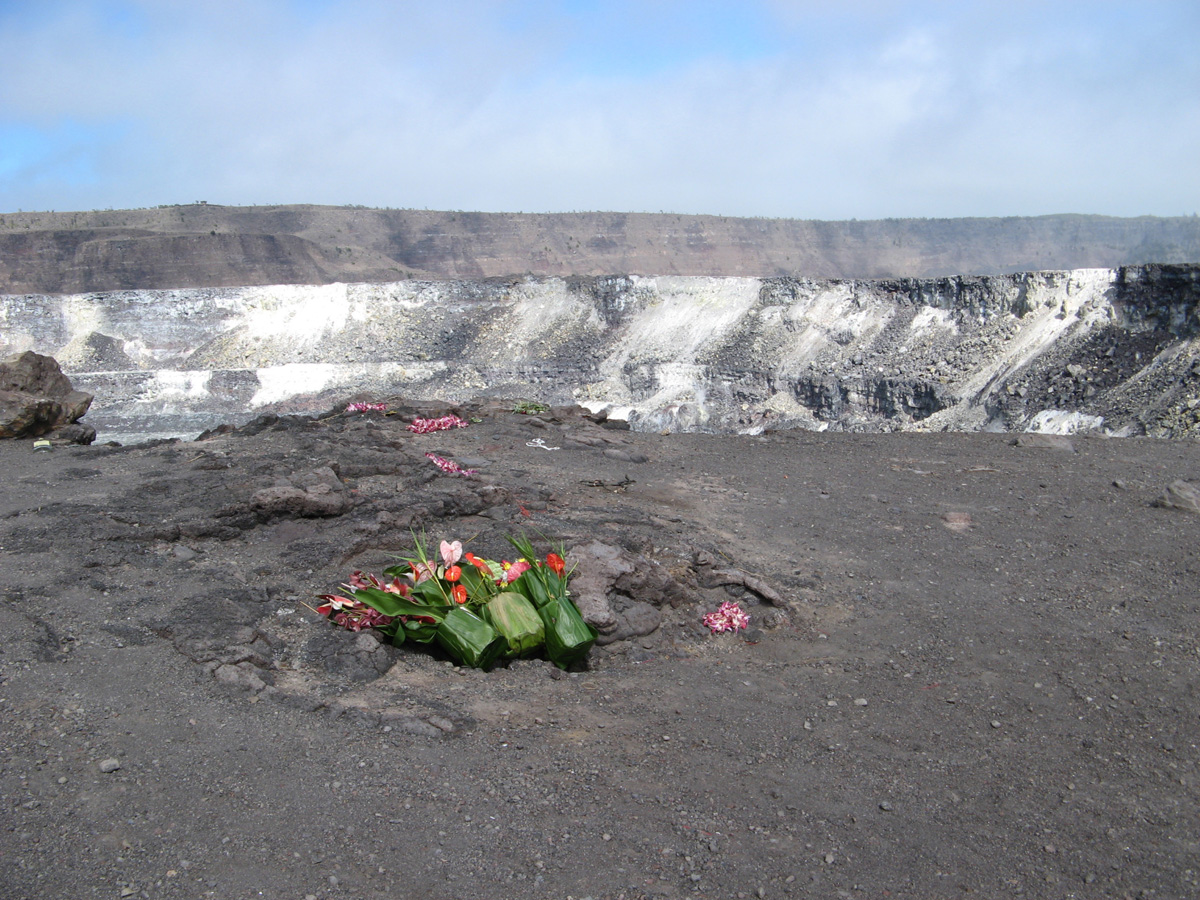 Hawaii 2008, Pious offerings at Kilauea caldera
