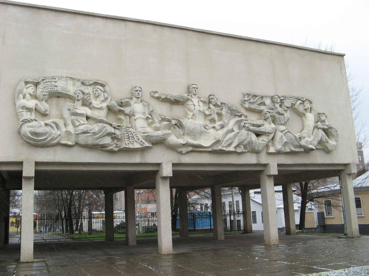Tiraspol, Heroic Soviet Frieze But what are they doing?