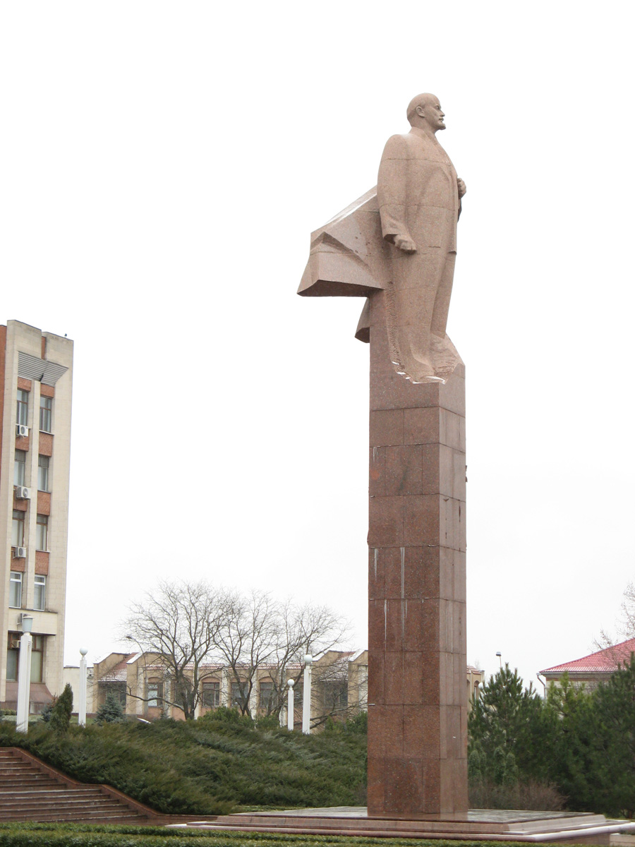Tiraspol, Lenin Outside Presidential Palace