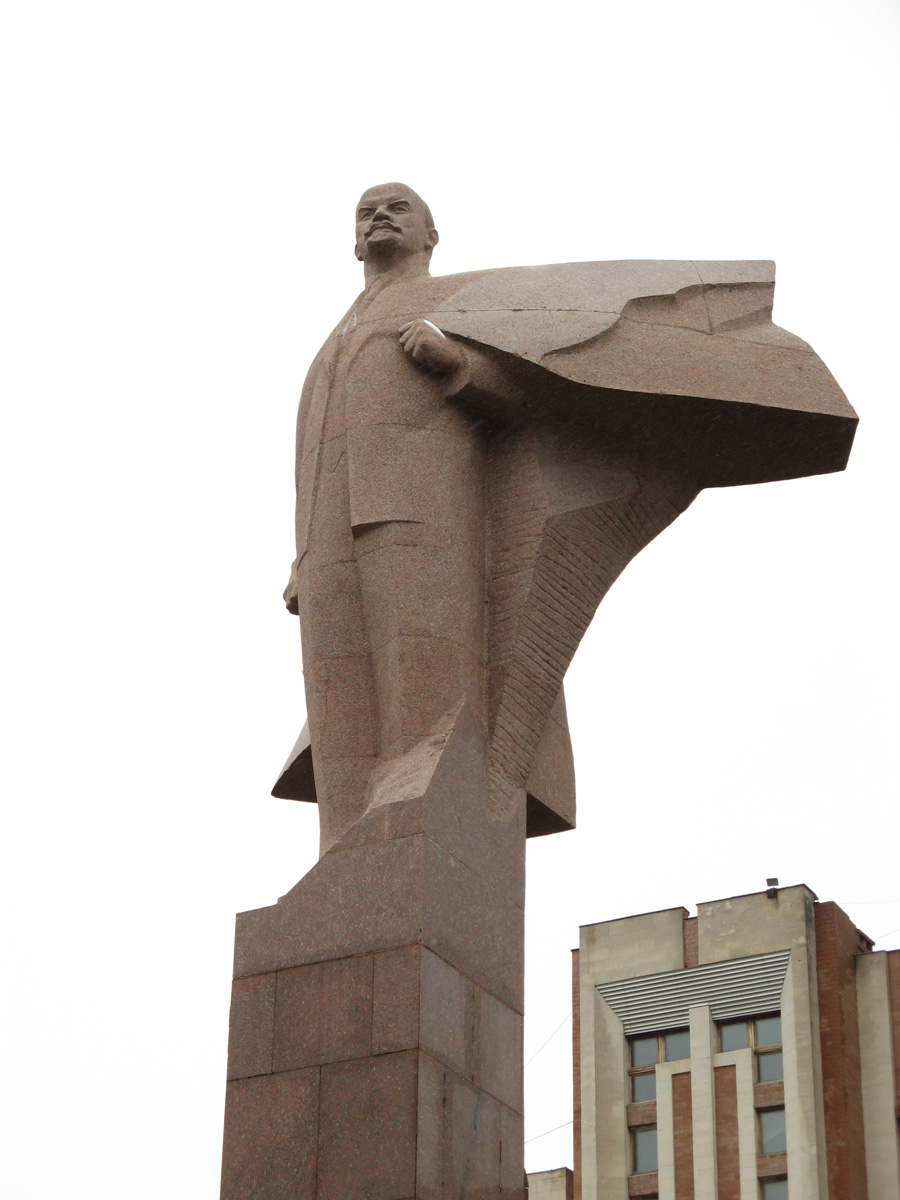 Tiraspol, Lenin Outside Presidential Palace