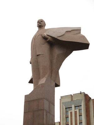 Lenin Outside Presidential Palace, Tiraspol, Moldova 2008