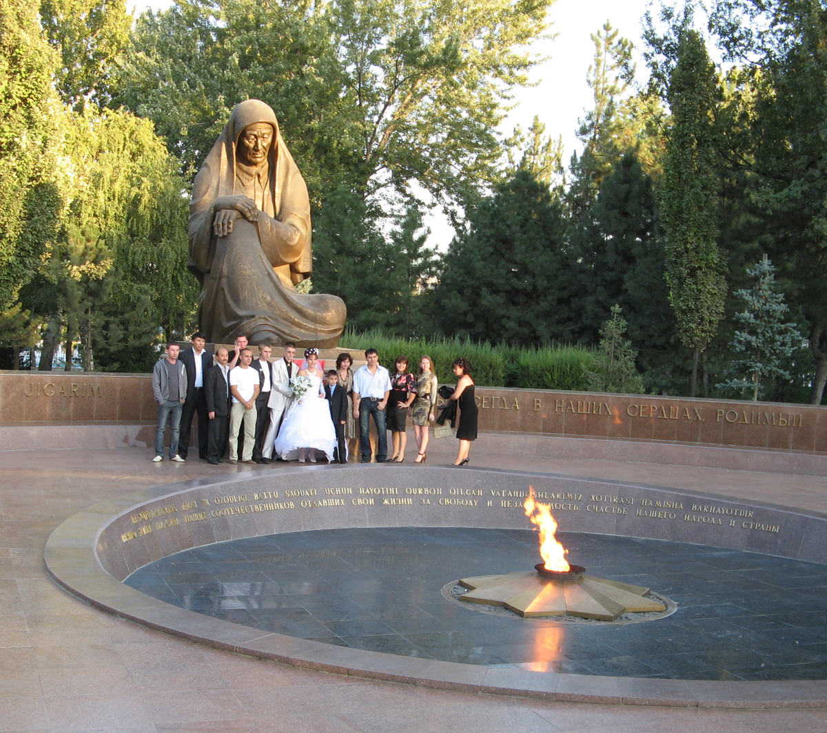 Tashkent, "Crying Mother" War Memorial With wedding party.