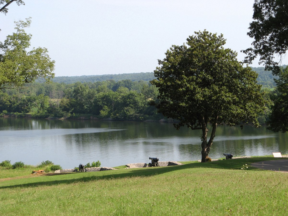 Fort Donelson, Guns guarding the river
