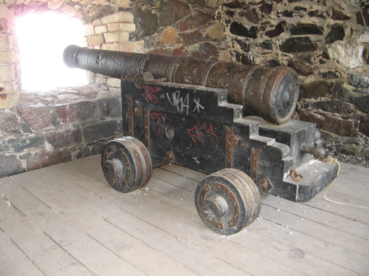 Helsinki, Suomenlinna: Cannon