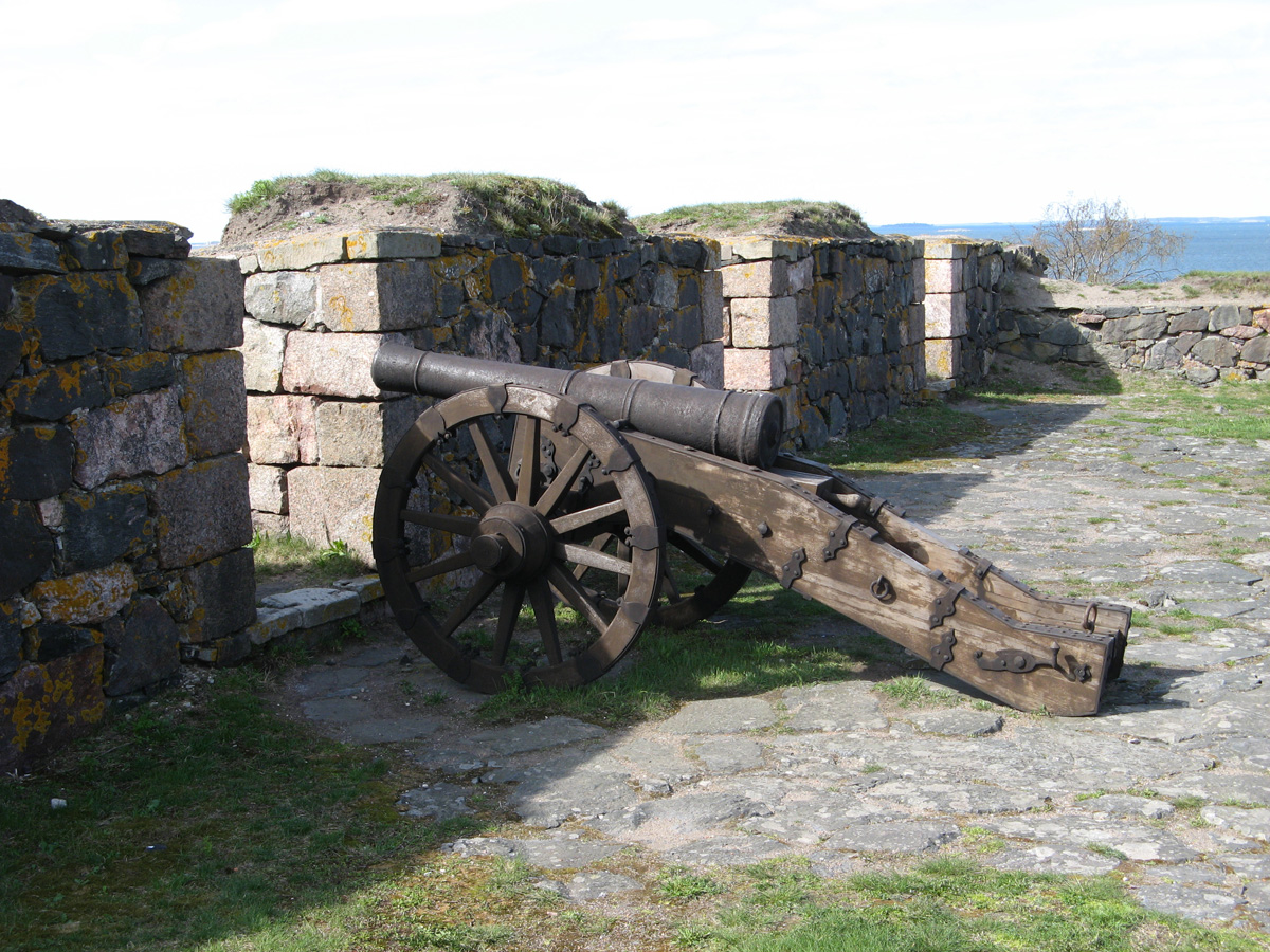Helsinki, Suomenlinna: Cannon
