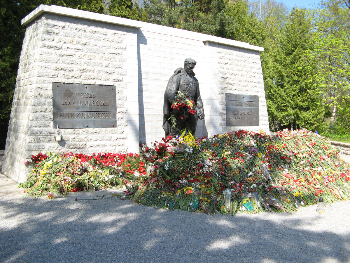 Tallinn, Bronze Solider memorial Amid Victory Day flowers