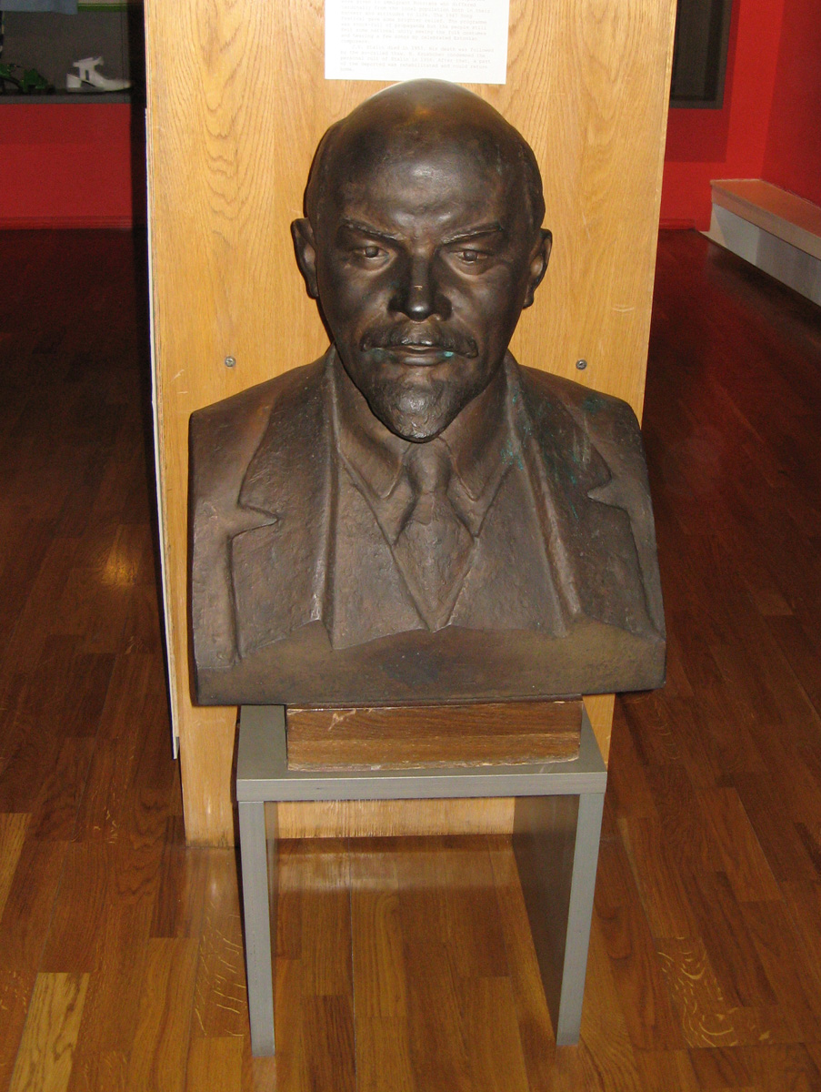 Tallinn, Lurking Lenin, in City Museum