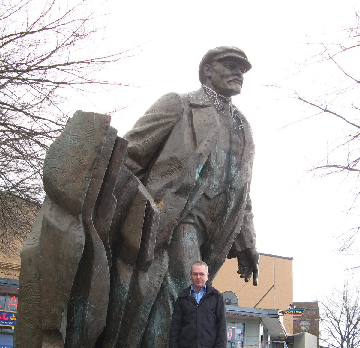 Seattle 2009, Lenin with Acolyte