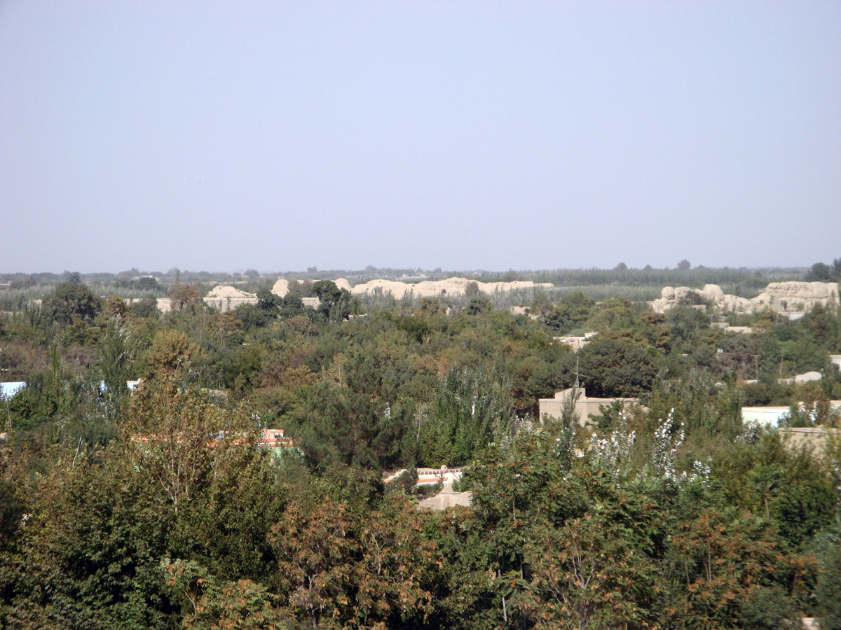 Balkh, Lush vegetation, distant walls