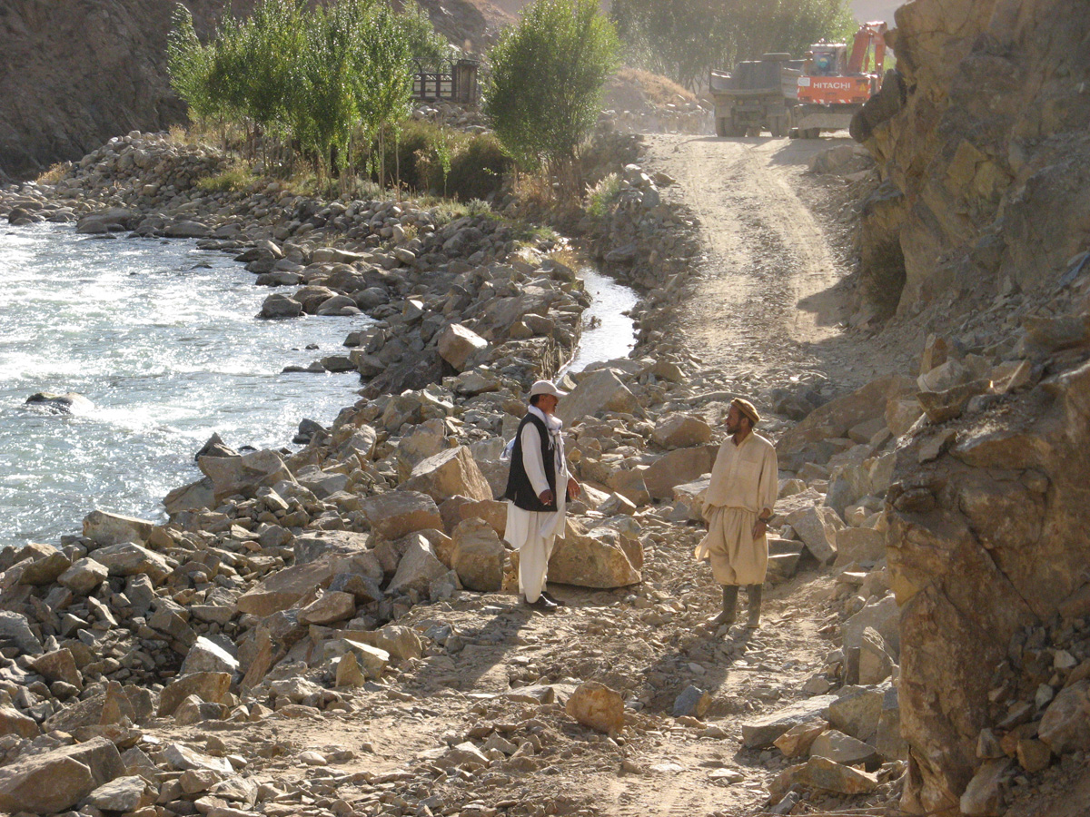 Panjshir Valley, Temporary road blockage While the excavator gets a tire replaced.