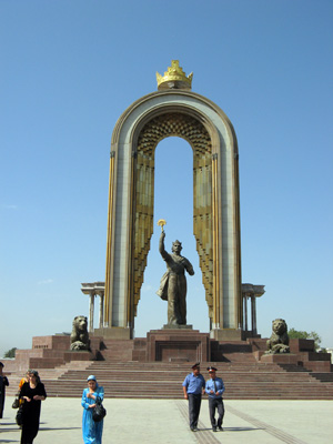 Ismail Samani statue With "helpful" policemen., Dushanbe, Uzbekistan & Tajikistan 2009