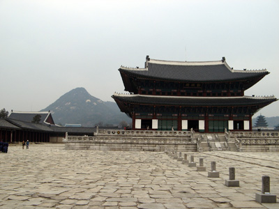 Gyeongbokgung Palace: Courtyard With harmonious mountain., South Korea: Seoul