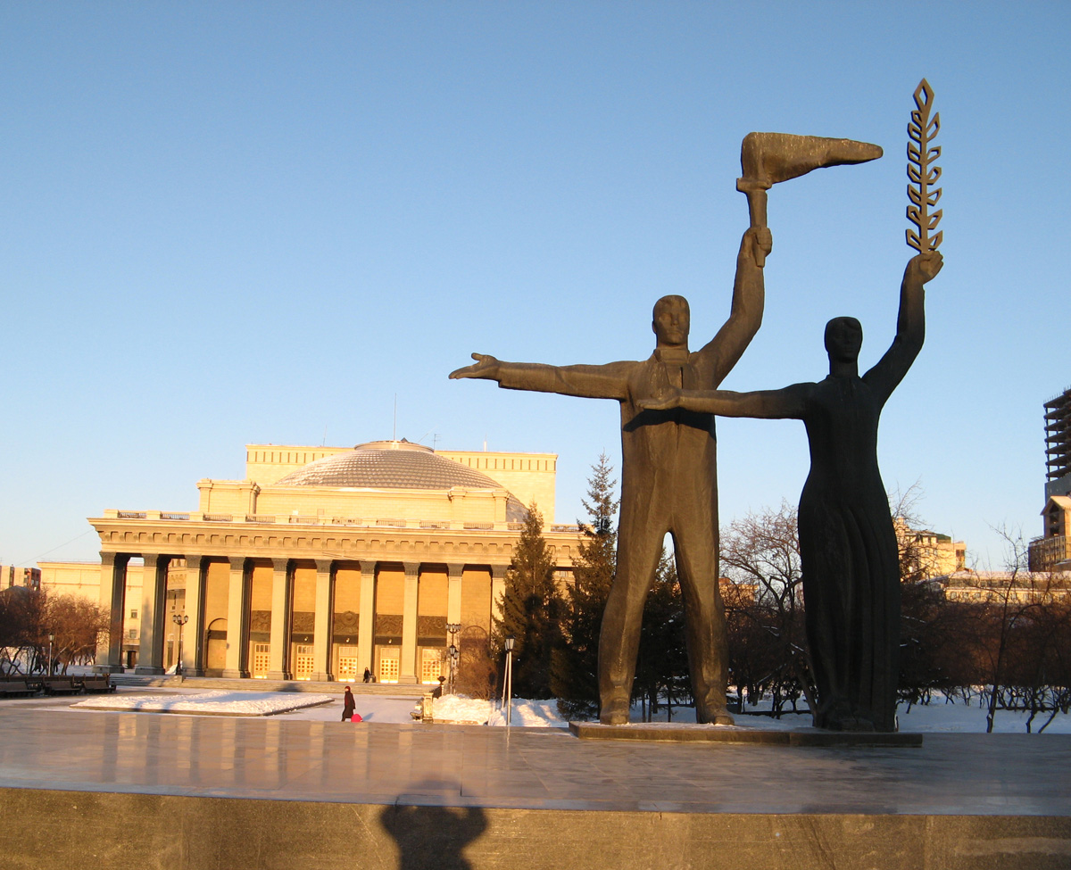 Novosibirsk, Lenin acoyltes direct traffic Turn left here, comrade!