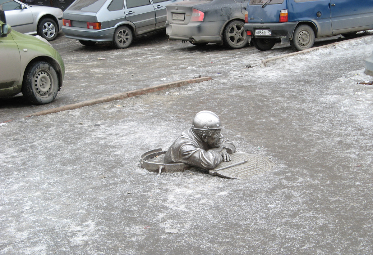 Omsk, Workman statue