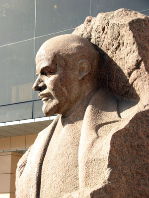 Bonus Lenin on shopping street., Irkutsk, Siberia 2009