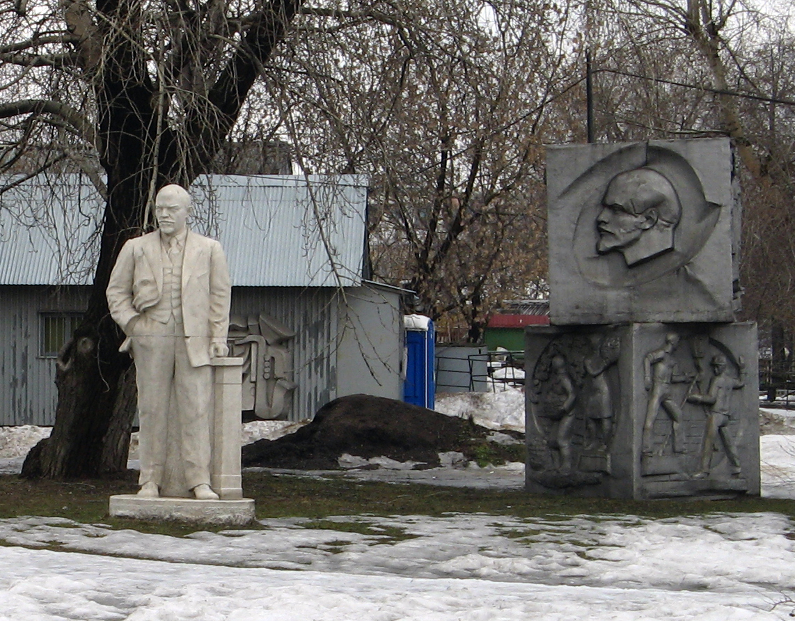 Tretyakov Galleries, Sculpture Garden: Two Lenins