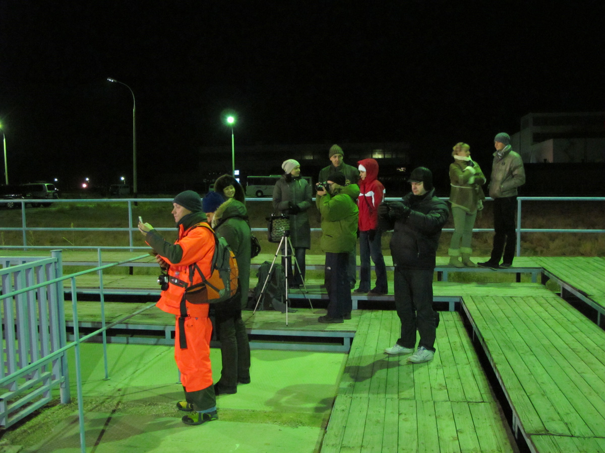 TMA-20&nbsp;Launch, Waiting for the Cosmonauts Five tourists, several guides, and a driver.