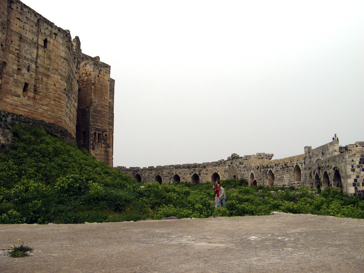 Krak de Chevaliers, Between outer and inner walls