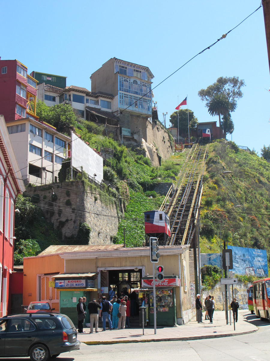 Valparaiso, Ascensor up Artillery Hill