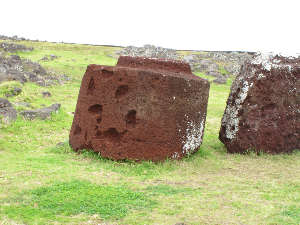 Ahu Tongariki, Displaced Topknots Ahu Tongariki