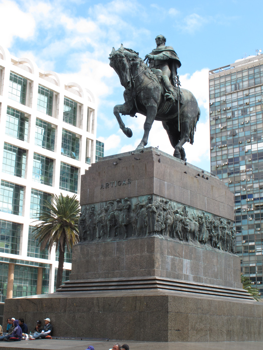 Montevideo, Artiga Monument (Plaza Independencia)