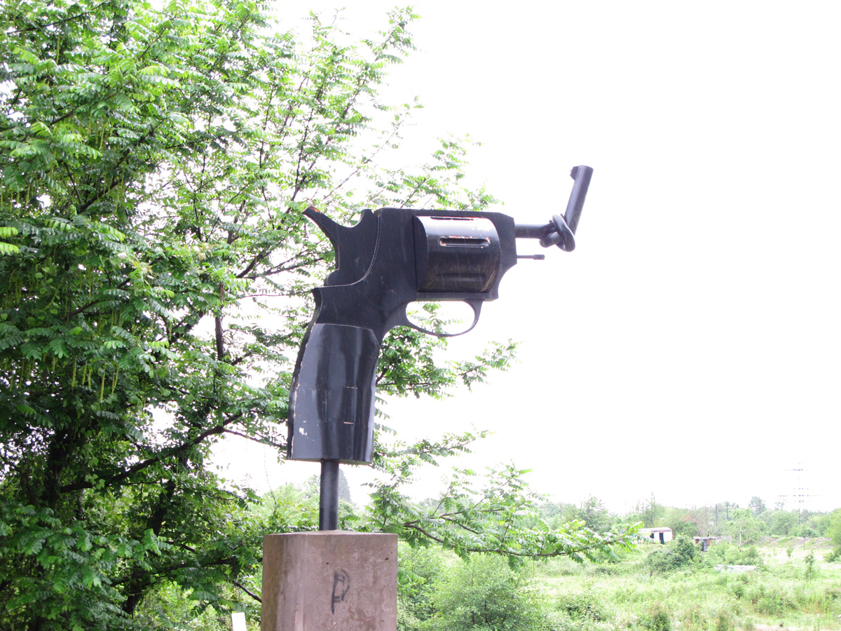 Zugdidi/Border, Sculpture, on Georgian side. Pointing into Abkhazia.