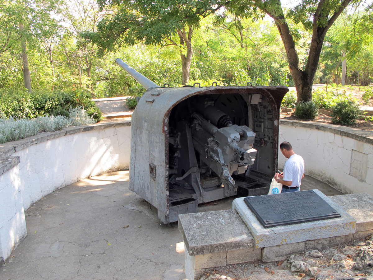 Sevastopol, Malakhov Mound: WWII gun.