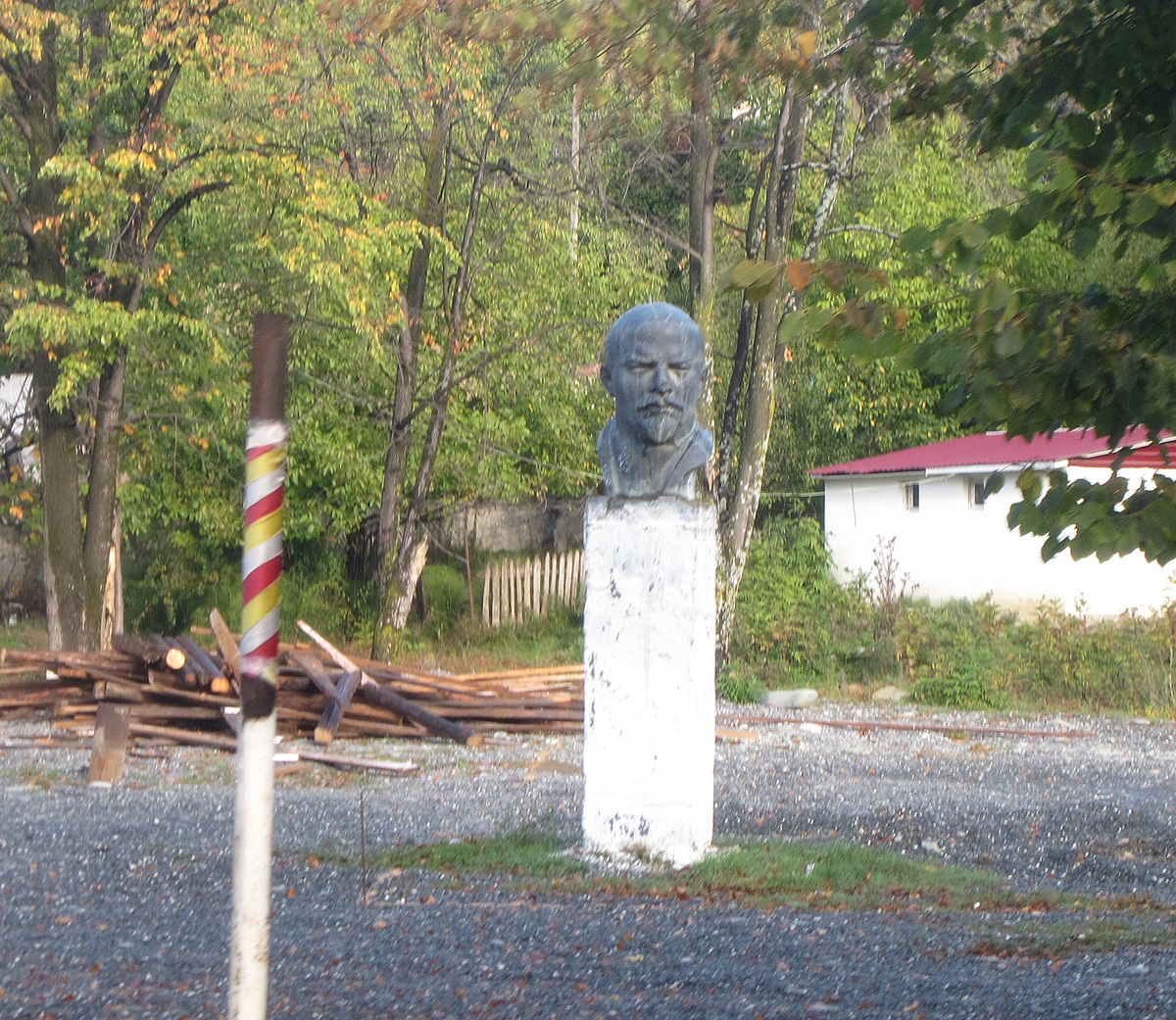 Tskhinvali, A passing Lenin head 12 miles North of Tskhinvali