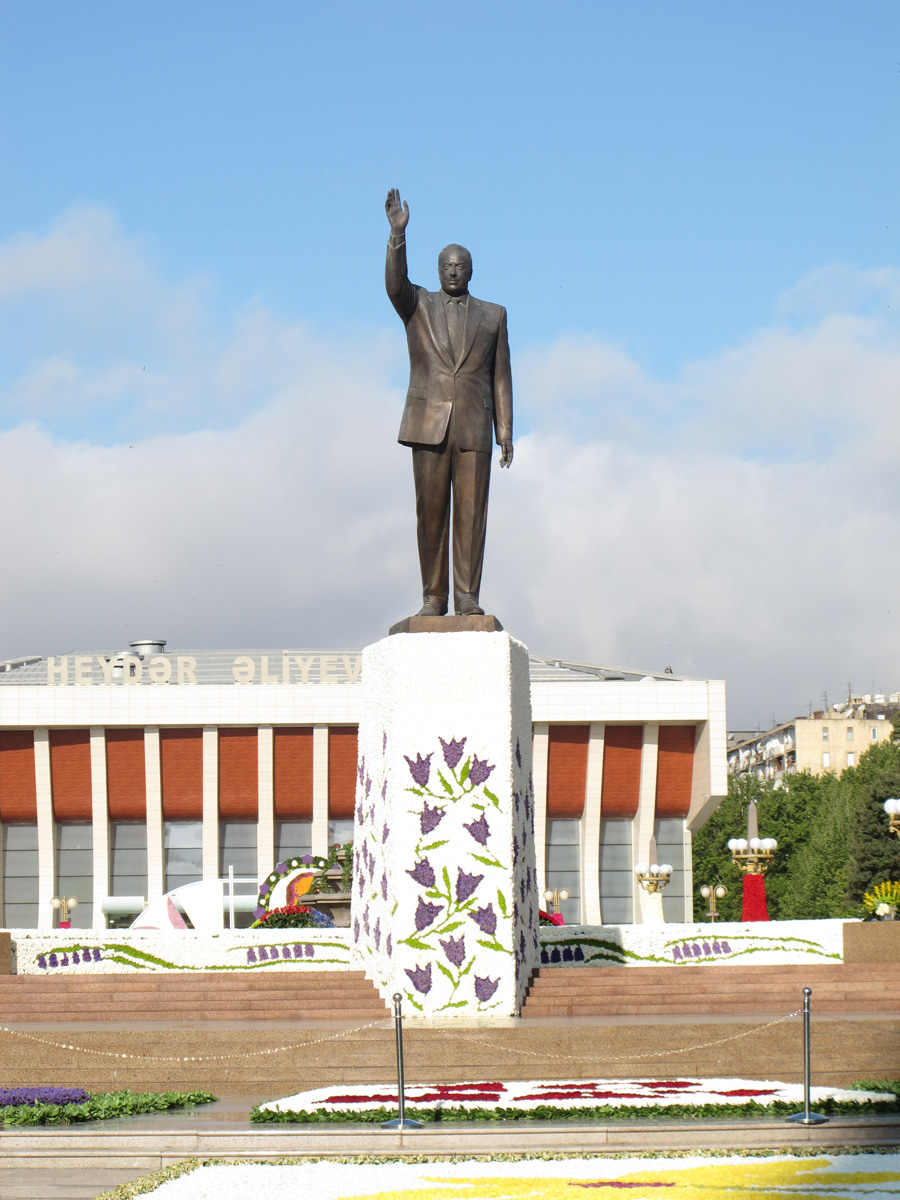 Baku, Heydar Aliyev Statue Park decorated for a flower festival (?)