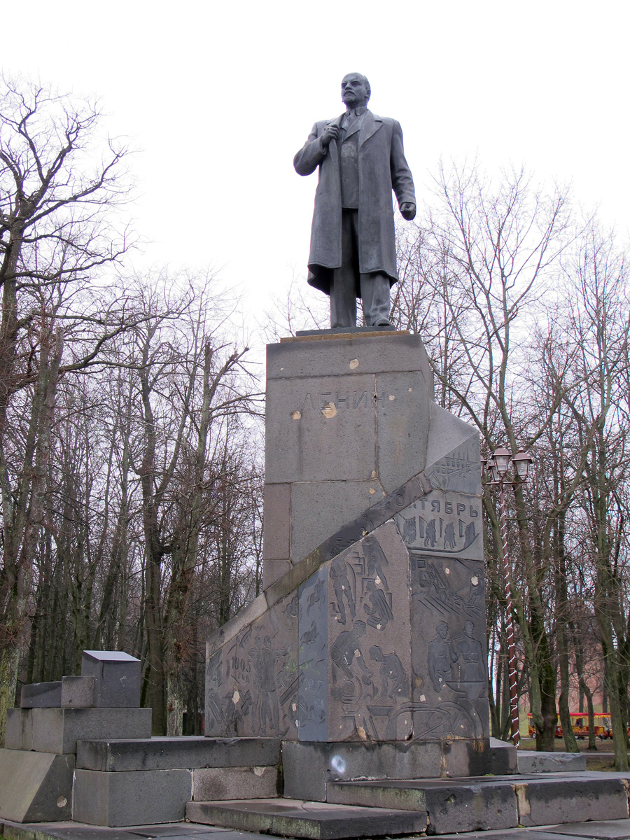 Veliky Novgorod, Lenin on a slightly battered plinth