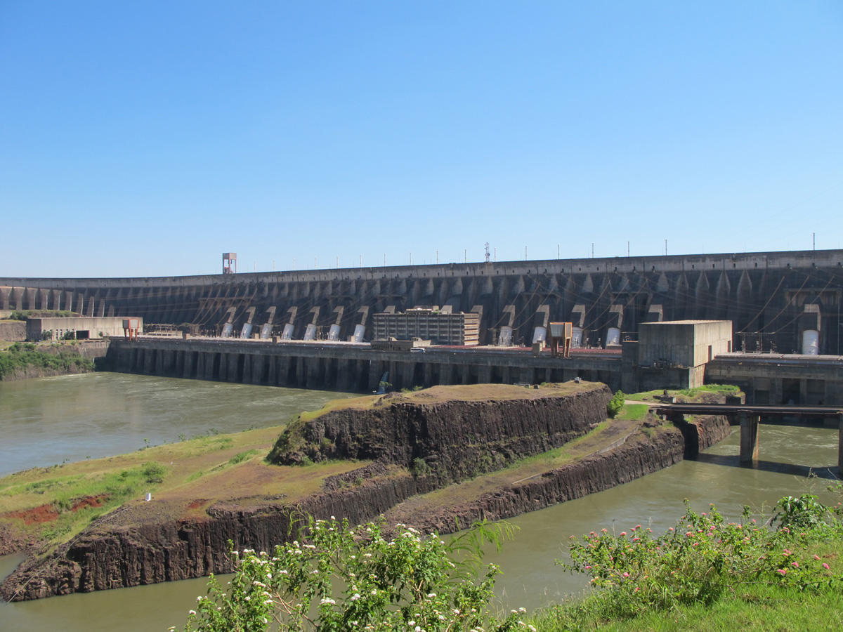 Itaipu, Itaipu Note tour bus halfway across.