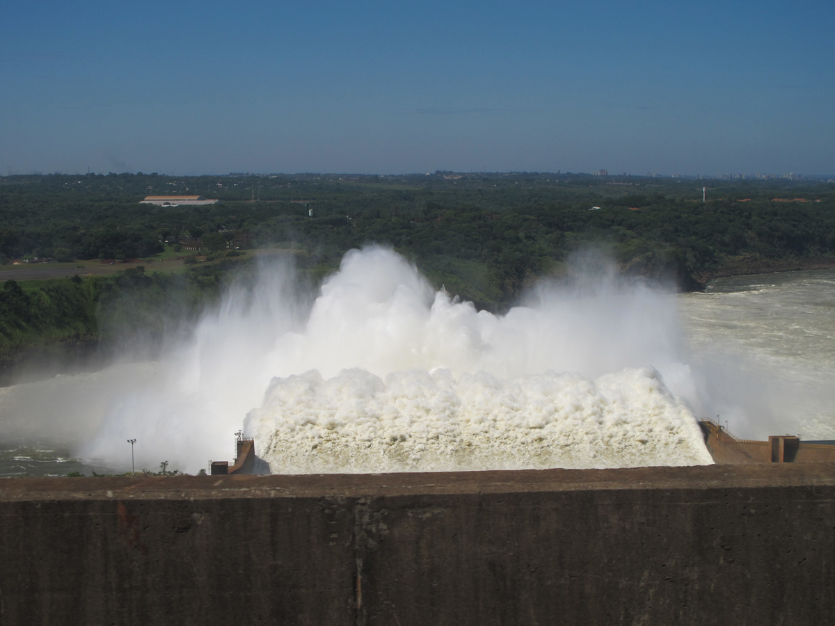 Itaipu, Spillway from its top.