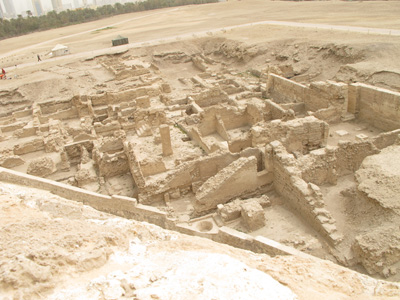 Excavations below Bahrain Fort City dates from 2500 bc to Helle, Gulf States 2012