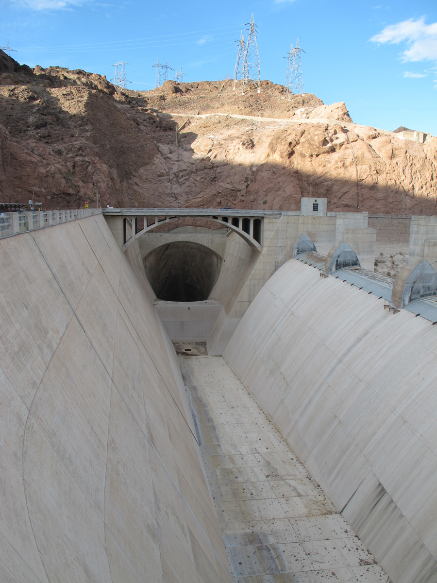 Hoover Dam, Giant Spillway