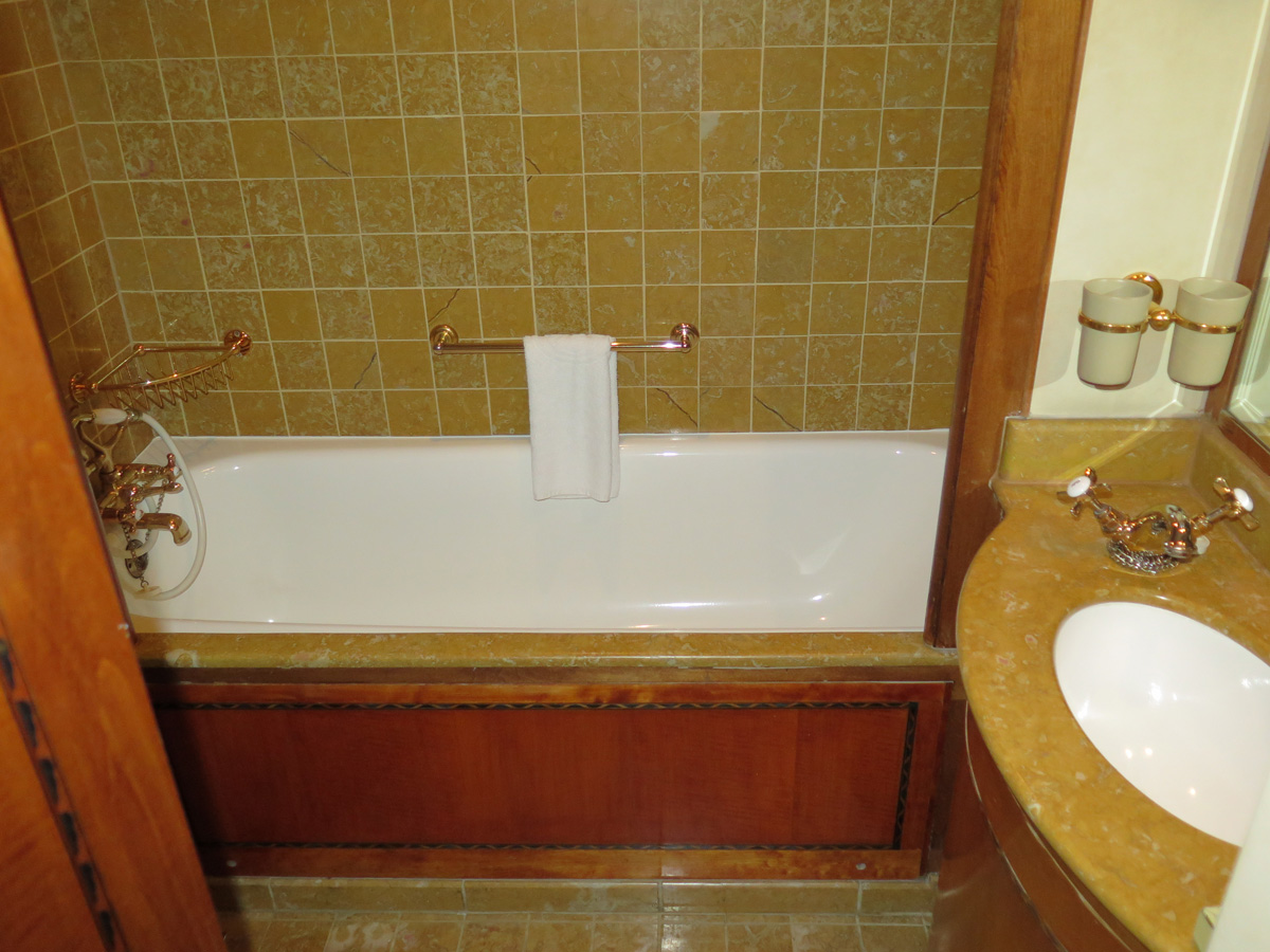 Blue Train, A full bathtub on a train!?