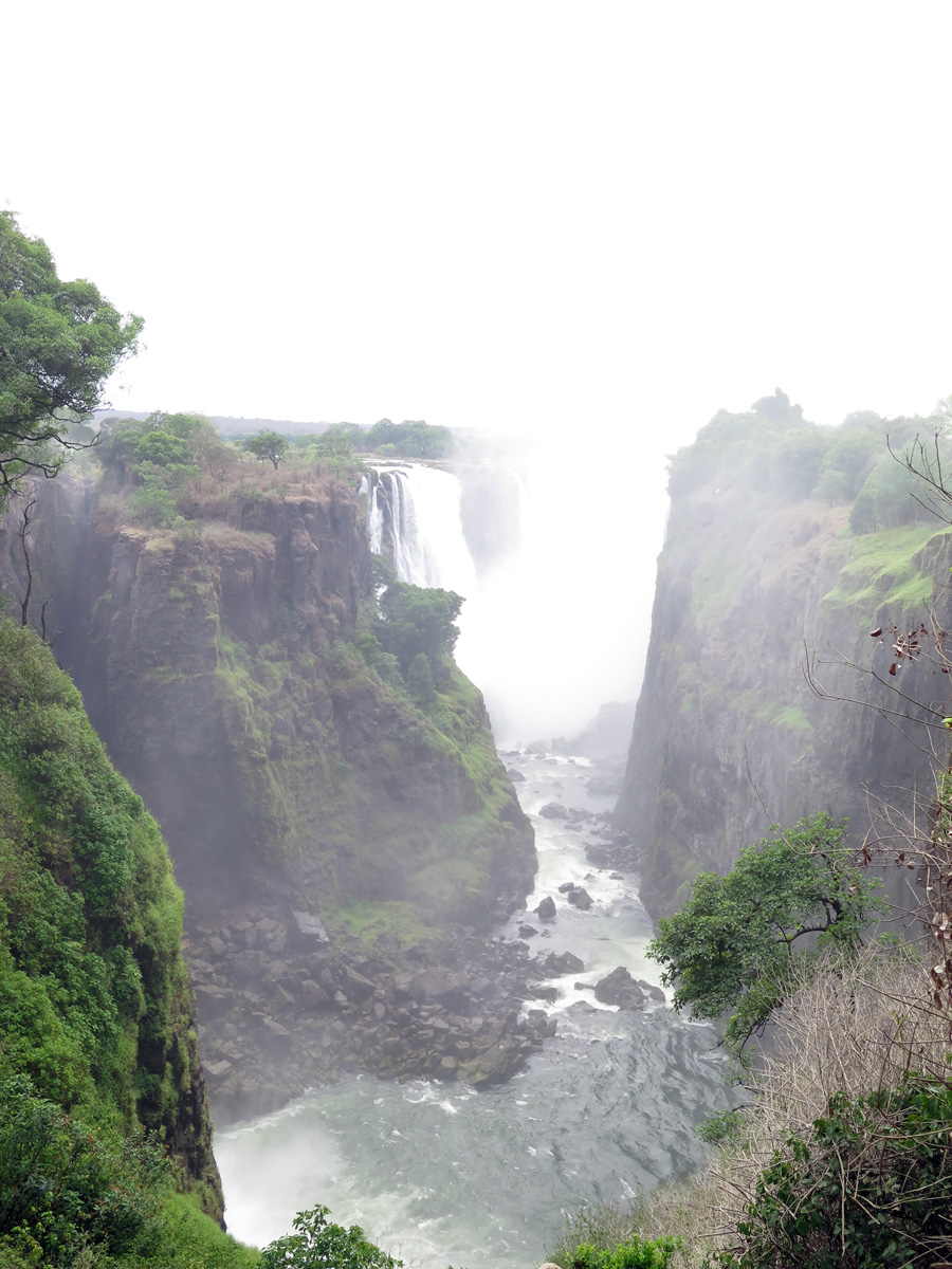 Victoria Falls, Side view onto Falls